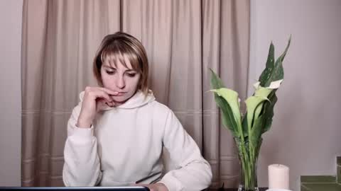 Snapshot of crystalfever_ chatting on July 28, 8:52 pm Mary online show from July 28, 8:52 pm