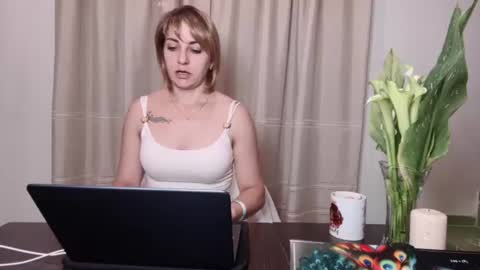 Snapshot of crystalfever_ chatting on August 1, 8:52 pm Mary online show from August 1, 8:52 pm