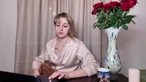Snapshot of crystalfever_ chatting on August 4, 8:33 pm Mary online show from August 4, 8:33 pm
