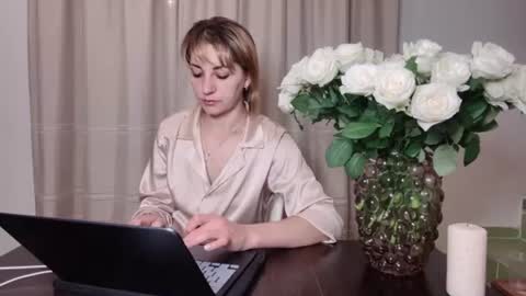 Snapshot of crystalfever_ chatting on August 5, 8:44 pm Mary online show from August 5, 8:44 pm