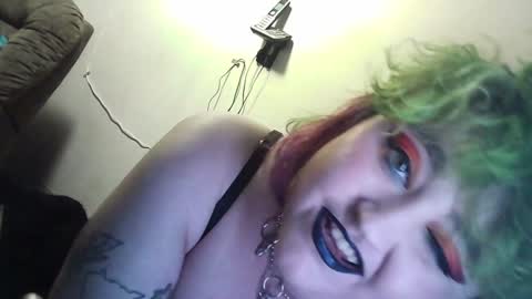 Snapshot of cthelady chatting on December 5, 5:59 am Zelly online show from December 5, 5:59 am