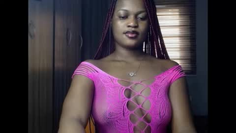Snapshot of cum_ebony_petitxx chatting on February 2, 7:29 am cath online show from February 2, 7:29 am