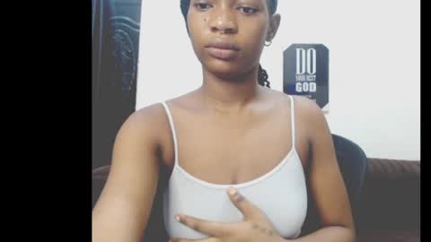 Snapshot of cumebony_petit chatting on April 22, 6:49 am cumebony_petit online show from April 22, 6:49 am