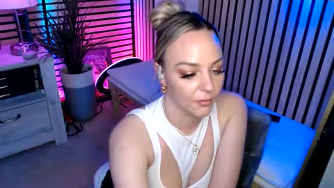cumguzzlingskank online show from April 6, 1:36 am
