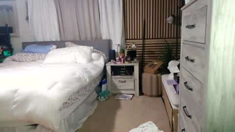 cumguzzlingskank online show from June 18, 1:28 am