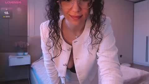 curly_jade_ online show from May 16, 3:00 pm