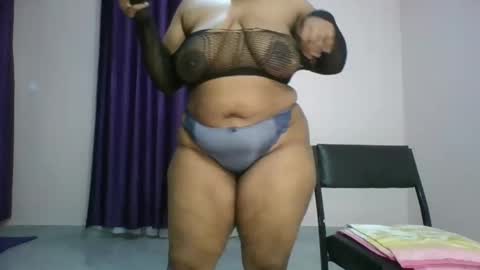 Snapshot of curvy_essie chatting on February 12, 1:16 pm Essie online show from February 12, 1:16 pm
