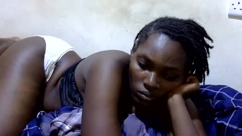 Snapshot of curvy_queen12 chatting on June 14, 2:24 am curvy_queen12 online show from June 14, 2:24 am