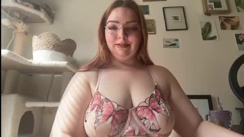 Snapshot of curvycate127 chatting on April 3, 8:29 pm Cate online show from April 3, 8:29 pm
