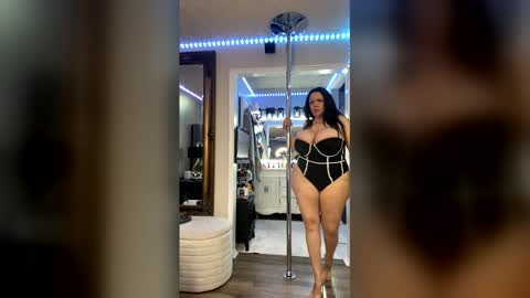 Snapshot of curvyfunlover chatting on June 10, 9:30 am curvyfunlover online show from June 10, 9:30 am