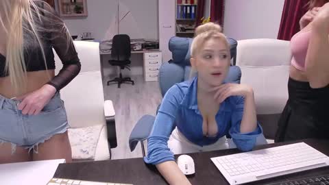  and follow twittercute00kiara2 online show from November 17, 8:31 am