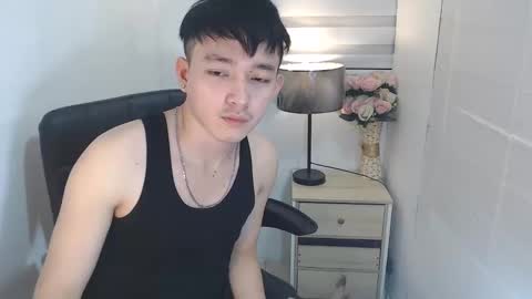 Snapshot of cute_enzo24 chatting on December 10, 6:01 am cute_enzo24 online show from December 10, 6:01 am