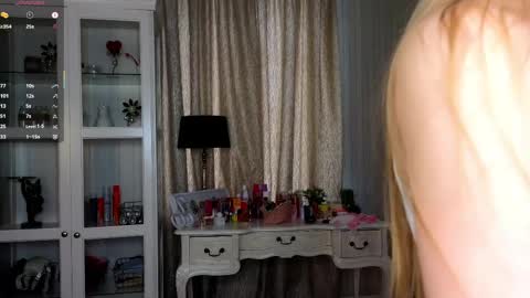 Snapshot of cute_fox_girl chatting on April 24, 7:22 am Anne online show from April 24, 7:22 am