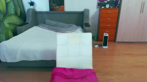 cute_jes online show from March 22, 2:20 pm