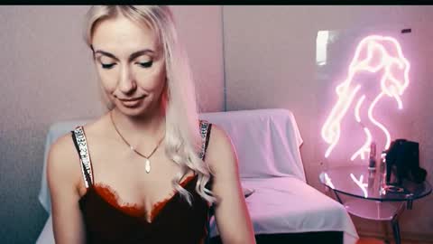 Snapshot of cute_smile_shy chatting on September 28, 8:52 am cute_smile_shy online show from September 28, 8:52 am