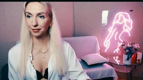 Snapshot of cute_smile_shy chatting on October 2, 8:27 pm cute_smile_shy online show from October 2, 8:27 pm