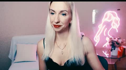 Snapshot of cute_smile_shy chatting on October 4, 8:07 pm cute_smile_shy online show from October 4, 8:07 pm