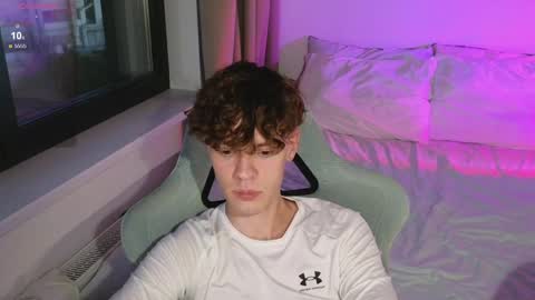 Snapshot of cute_thomas chatting on June 1, 6:42 pm Thomas - online show from June 1, 6:42 pm