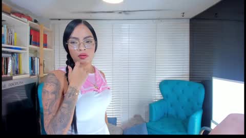 Snapshot of cuteanddesesperate chatting on December 20, 5:29 pm WANNA SEE MORE OF TWINS online show from December 20, 5:29 pm