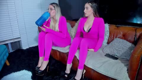 WANNA SEE MORE OF TWINS              online show from November 21, 2:10 am