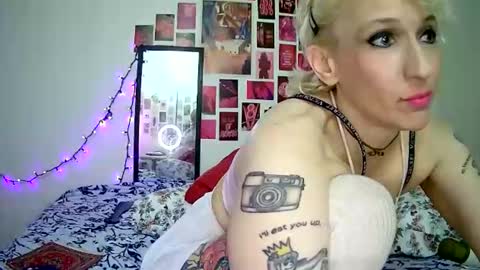 Snapshot of cutefemme chatting on April 21, 8:31 am Bella online show from April 21, 8:31 am