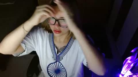 Snapshot of cuteisabella_a chatting on June 20, 6:33 pm isabella online show from June 20, 6:33 pm