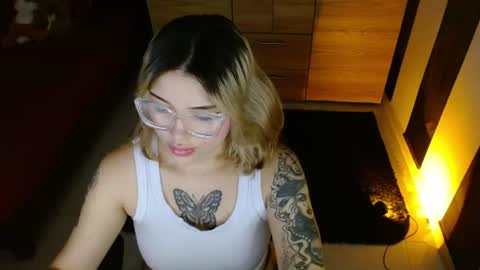 Snapshot of cuteisabella_a chatting on July 13, 6:33 pm isabella online show from July 13, 6:33 pm
