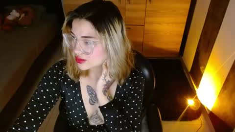 Snapshot of cuteisabella_a chatting on July 16, 10:38 pm isabella online show from July 16, 10:38 pm