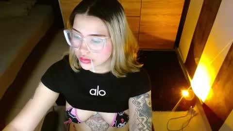 Snapshot of cuteisabella_a chatting on July 17, 7:08 pm isabella online show from July 17, 7:08 pm