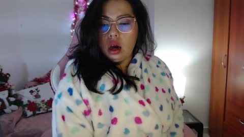 Snapshot of cutejess45 chatting on December 11, 8:26 am tell me jess   online show from December 11, 8:26 am