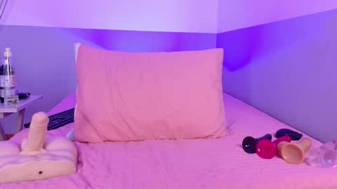 cutepetitee online show from March 26, 7:52 pm