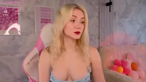 Snapshot of cutie_angels chatting on July 1, 4:58 am HelloMy name Eva online show from July 1, 4:58 am