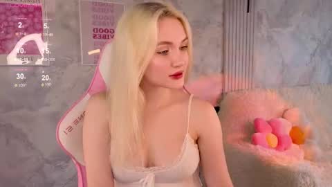 Snapshot of cutie_angels chatting on July 3, 4:52 am HelloMy name Eva online show from July 3, 4:52 am
