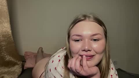 Snapshot of cutiejulie_ chatting on March 26, 10:54 am Julie online show from March 26, 10:54 am