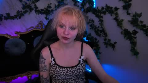 Snapshot of cutiiebunny chatting on October 21, 1:34 pm cutiiebunny online show from October 21, 1:34 pm