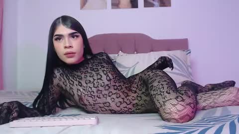 Snapshot of cuttebabe_ chatting on October 10, 9:03 pm Sophia online show from October 10, 9:03 pm
