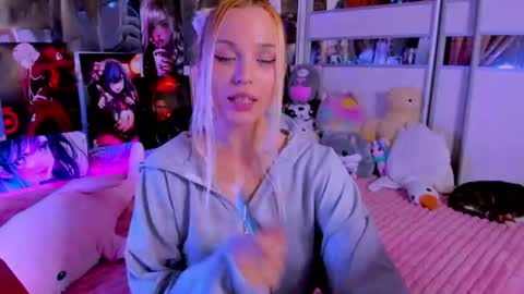 Snapshot of cuttie_ponyy chatting on June 11, 12:32 am Nora online show from June 11, 12:32 am