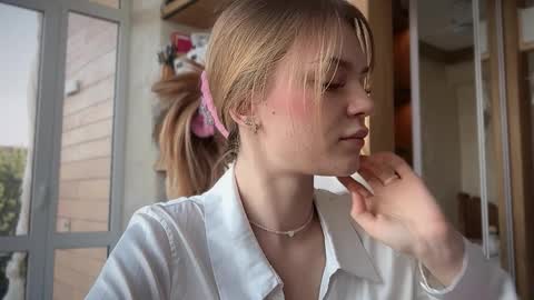 Im Emi streaming with my friend Reyna today online show from April 11, 1:15 pm