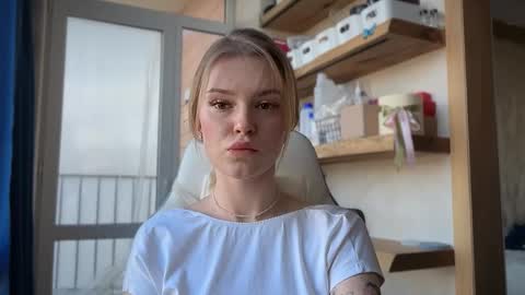 Im Emi streaming with my friend Reyna today online show from April 12, 1:49 pm