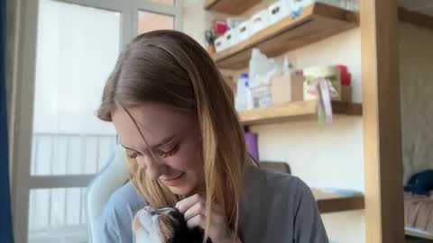 Im Emi streaming with my friend Reyna today online show from April 16, 1:56 pm