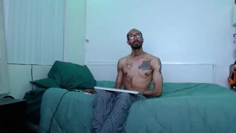 Snapshot of cyrusveal3 chatting on May 11, 9:04 am SkinnyTattedGuy online show from May 11, 9:04 am