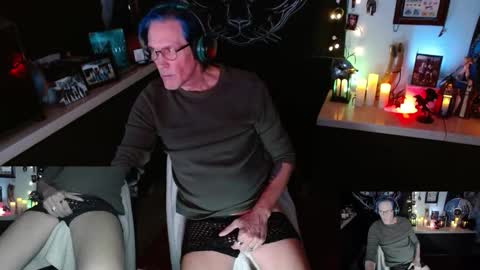 Snapshot of d_j_strokes chatting on December 22, 6:10 am Dave online show from December 22, 6:10 am