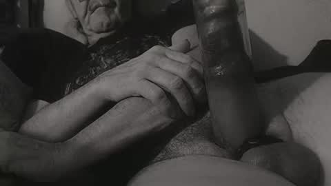 Snapshot of daddiesmonstercock chatting on January 4, 3:50 am daddiesmonstercock online show from January 4, 3:50 am