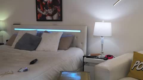 Snapshot of daddyissuessab chatting on December 16, 3:43 pm Sabrinna Bae online show from December 16, 3:43 pm