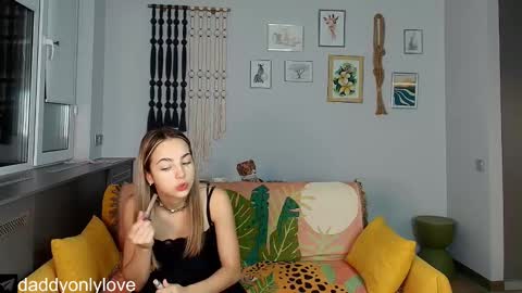 Snapshot of daddyonlyloveme chatting on October 6, 8:17 pm Zoe online show from October 6, 8:17 pm