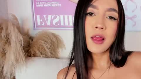 dafne_hillss online show from May 26, 11:50 am
