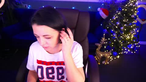 Snapshot of dafni_mon chatting on December 31, 11:20 am Dafni Mon online show from December 31, 11:20 am