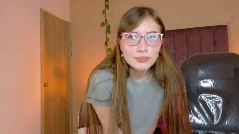 Snapshot of dahlia_rousse chatting on June 5, 6:52 am Dahlia online show from June 5, 6:52 am