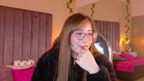 Snapshot of dahlia_rousse chatting on June 17, 5:54 am Dahlia online show from June 17, 5:54 am