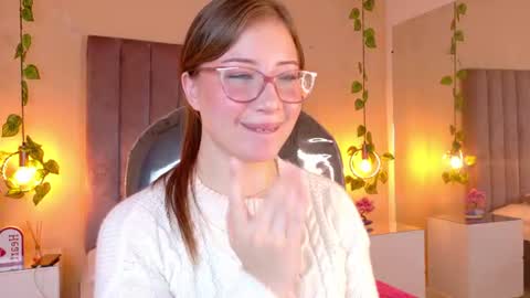 Snapshot of dahlia_rousse chatting on June 18, 5:51 am Dahlia online show from June 18, 5:51 am
